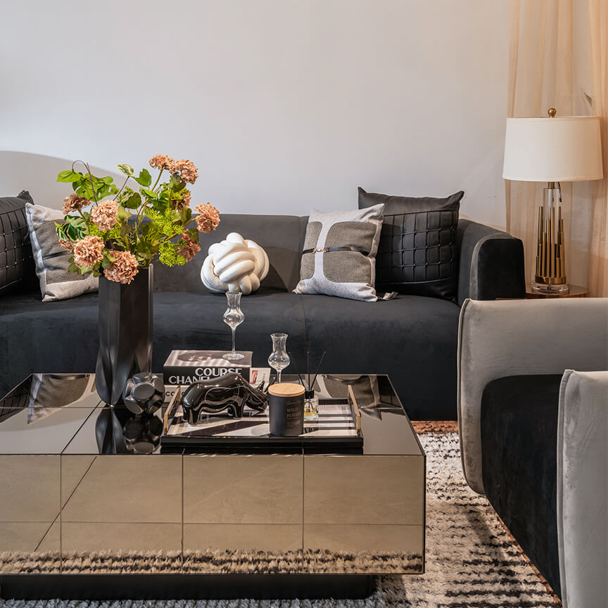 Không gian phòng khách với ghế sofa dài Adora