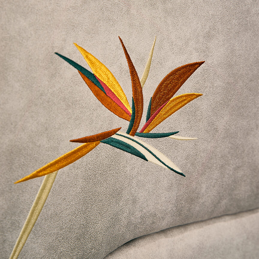 Chi tiết hoa thiên điểu trên sofa Botany