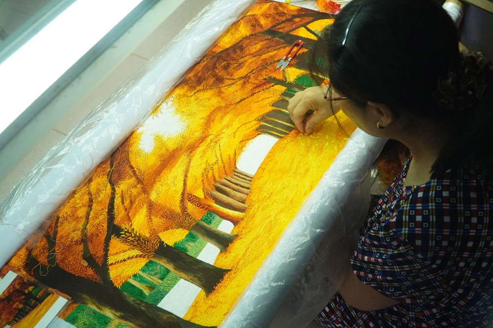 Nét đẹp làng quê Việt qua tranh thêu tay truyền thống