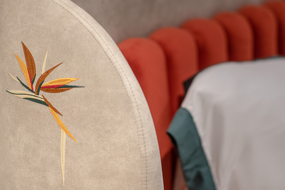 Nét đẹp làng quê Việt qua tranh thêu tay truyền thống