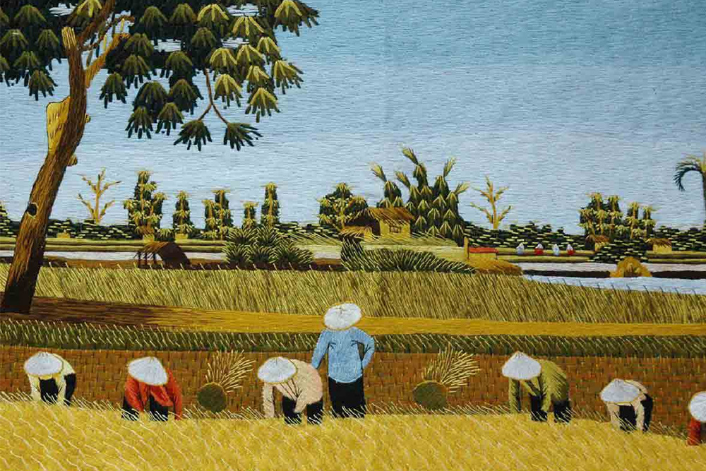 Nét đẹp làng quê Việt qua tranh thêu tay truyền thống