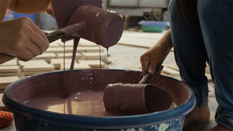 Men gốm sứ làm từ gì?