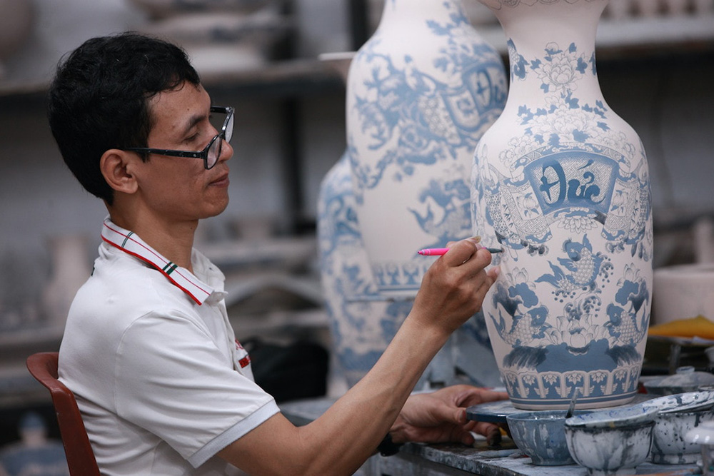 Men gốm sứ làm từ gì?