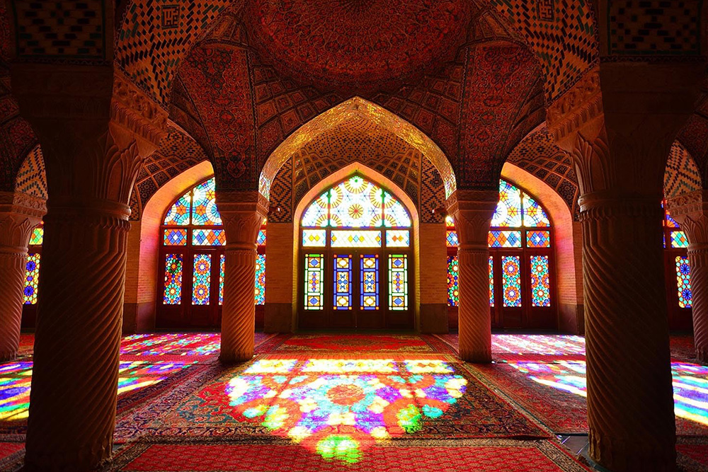 Trang Trí Nội Thất Với Kính Màu Ghép - Không Gian Sáng Tạo và Đầy Màu Sắc