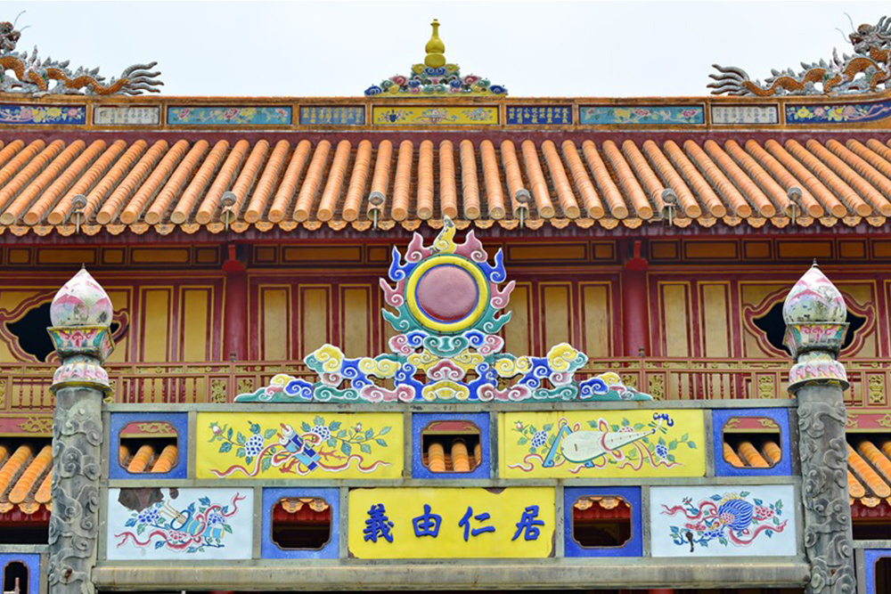 Pháp Lam Huế – Di Sản Cung Đình Và Chất Liệu Nghệ Thuật Cho Nội Thất Cao Cấp